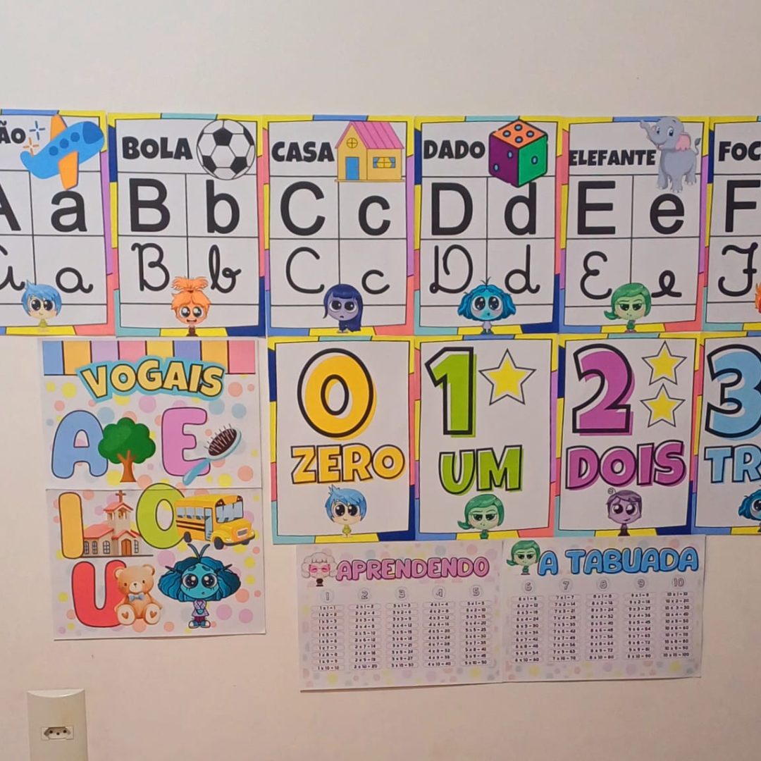 KIT ALFABETO + NÚMEROS DE PAREDE DIVERTIDAMENTE